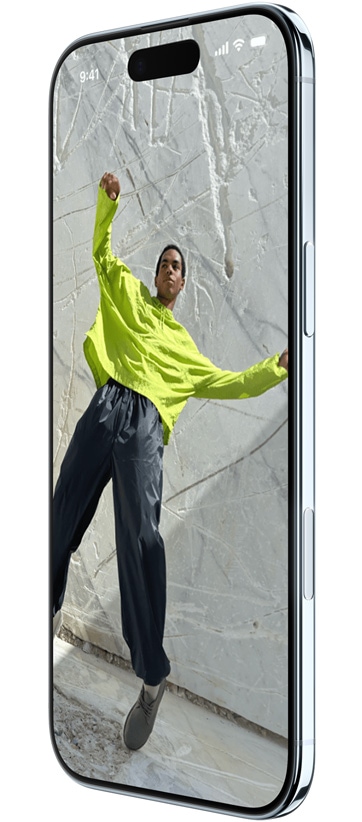 iPhone Air, преден екстериор, страничен изглед, с Maps, Music и Apple TV+ приложенията за демо на функцията App Switcher