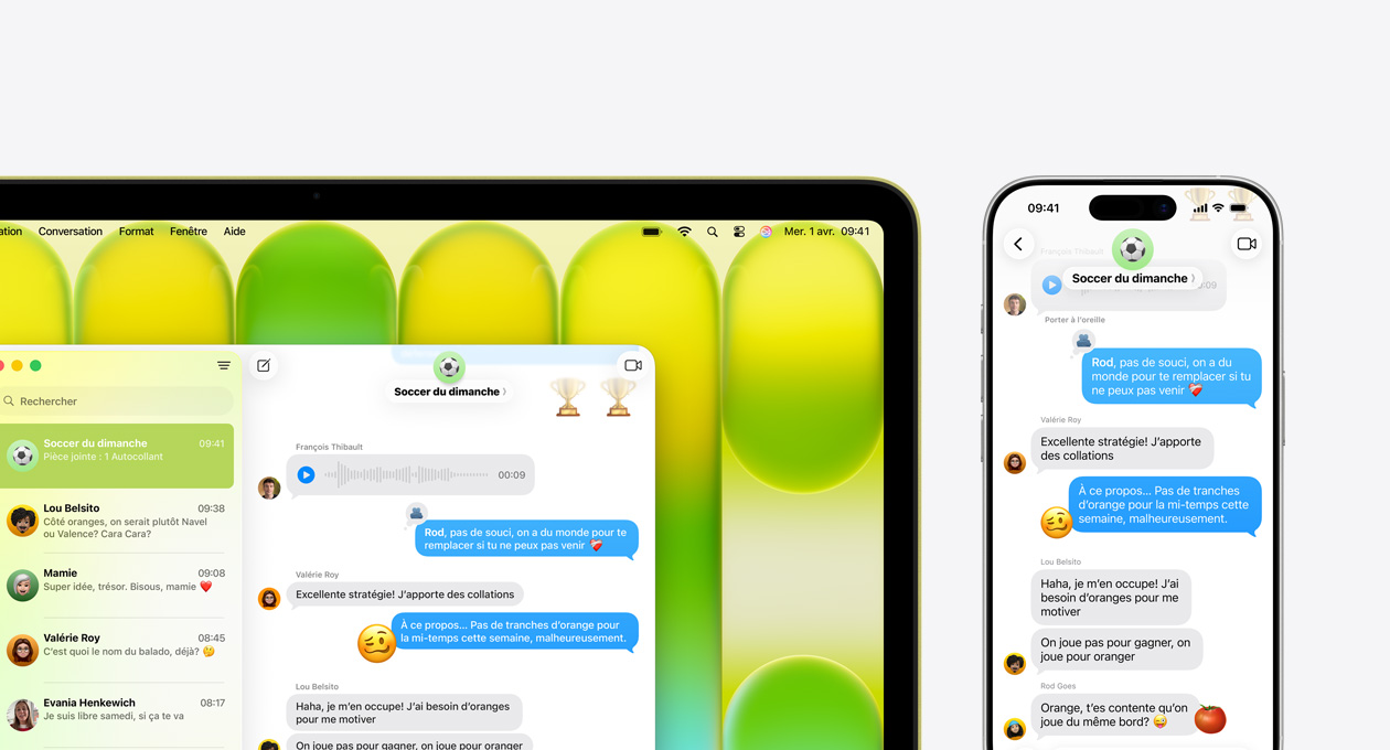 MacBook Neo, couleur agrume, affichant une conversation de groupe dans l’app Messages intitulée « Soccer du dimanche » et d’autres messages récents, un iPhone à côté affiche la même conversation de groupe