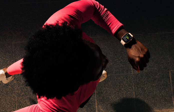 Una persona consulta su progreso durante una carrera en la app Entreno en un Apple Watch Series 11