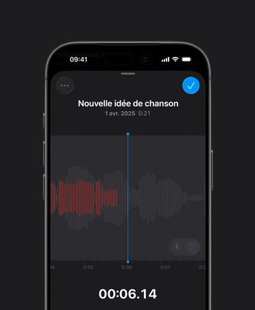Écran d’iPhone 16, Dictaphone Logic Pro, enregistrement en rouge, ondes sonores, bouton lecture, idée de morceau, date et durée