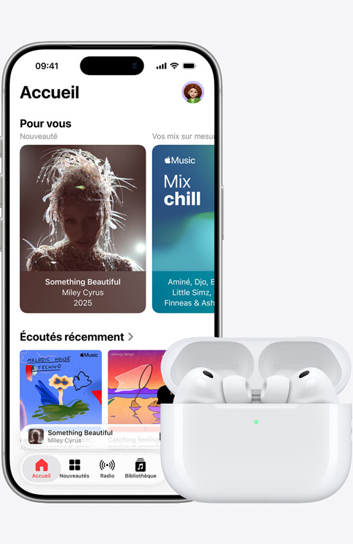 iPhone 17 Pro, face avant, écran d’accueil de l’app Apple Music, à côté d’AirPods Pro 3 dans un Boîtier de charge MagSafe ouvert