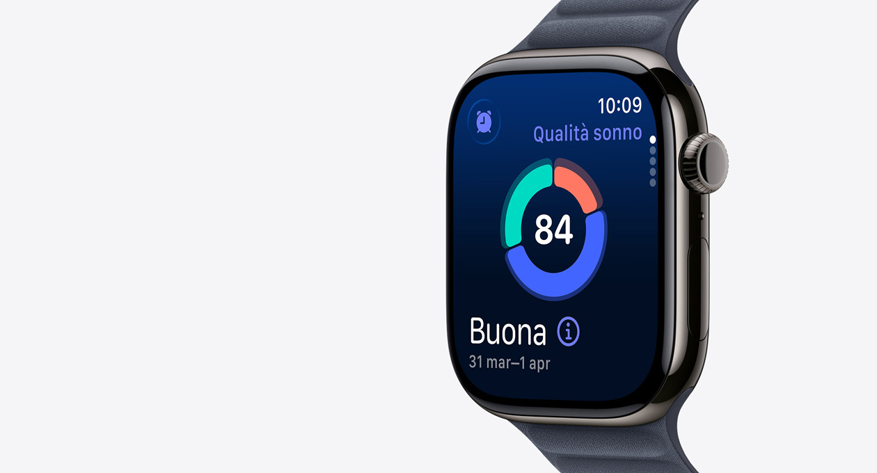 Apple Watch Series 11, cassa in titanio color ardesia, schermata con il grafico circolare della Qualità del sonno, lato destro, Digital Crown, bracciale a maglie magnetico navy
