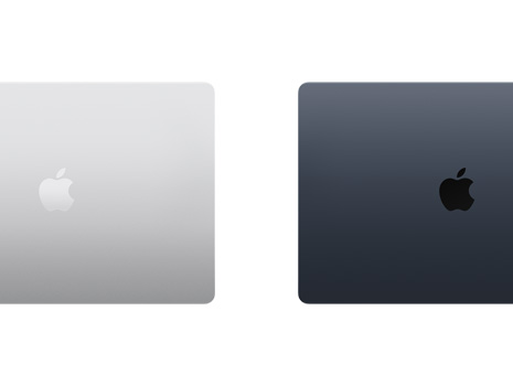 닫아 놓은 Mac 노트북 두 대를 위에서 바라본 모습. 한 대에는 스티커가 붙어 있습니다.