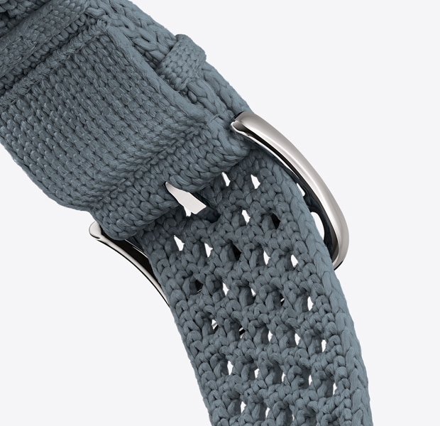 حزام Néo&nbsp;Tricot لساعة Apple&nbsp;Watch&nbsp;Hermès&nbsp;Series&nbsp;11‏، لون bleu&nbsp;gris (أزرق رمادي)، نسيج محبوك من خيوط البولي أميد، فتحات تعديل في الوسط، نظام إغلاق بمشبك بلون فضي يحمل نقش Hermès‏