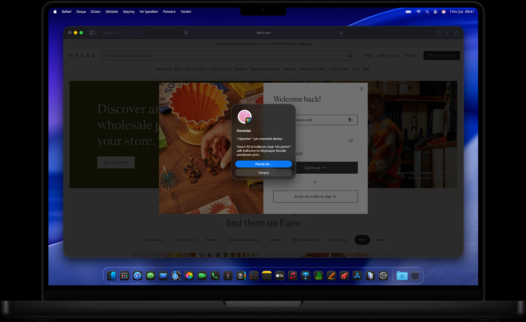 Bir kullanıcının Safari’de gezinirken bir web sitesine giriş yapmak için Touch ID kullanma bildirimi aldığı görülüyor