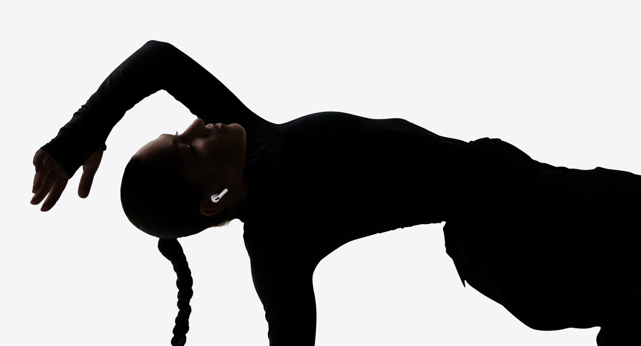 AirPods Pro 3 у вусі танцівниці, яка насолоджується прослуховуванням і вільно рухається