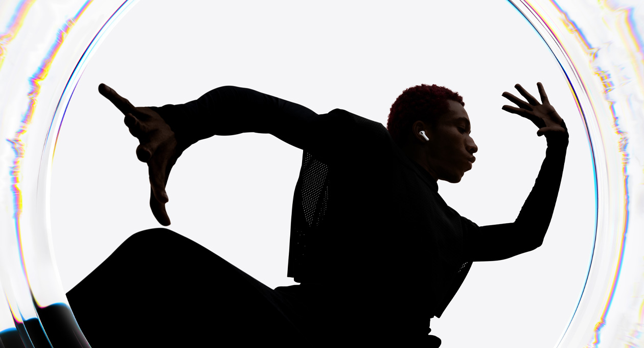 Una persona baila con los AirPods Pro 3 y mueve su cuerpo al ritmo de la música abriendo los brazos