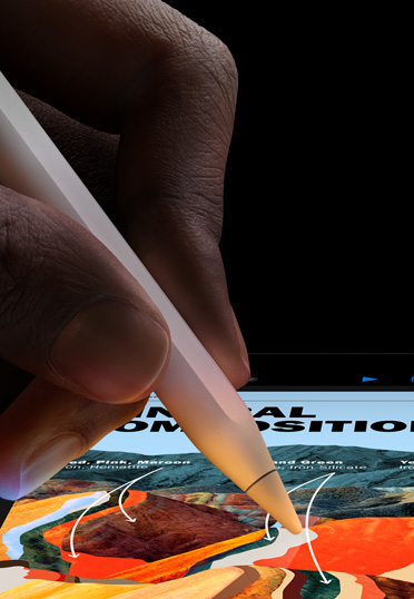 Foto jarak dekat Apple Pencil Pro yang sedang dipegang. Layar iPad menampilkan sebuah presentasi.