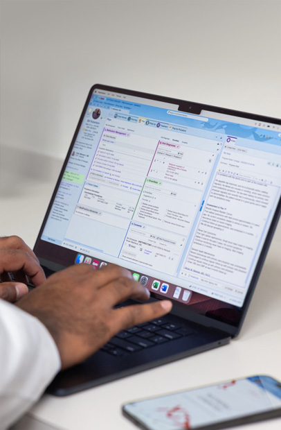 一位醫護人員在 MacBook Pro 上查看電子健康記錄。