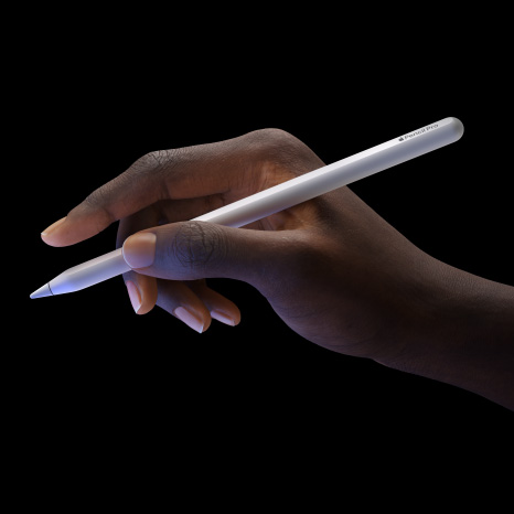 Apple Pencil Pro, странична външна част, елегантен дизайн със сензор за докосване близо до върха, лилав цвят, отразяващ се от дисплея на iPad Pro, ръка, държаща отстрани с изпънат показалец, показващ функцията за двойно тупване