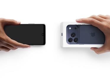 Händer som byter telefoner, Android till vänster utan förpackning, till höger finns en ny iPhone 17 Pro i sin förpackning