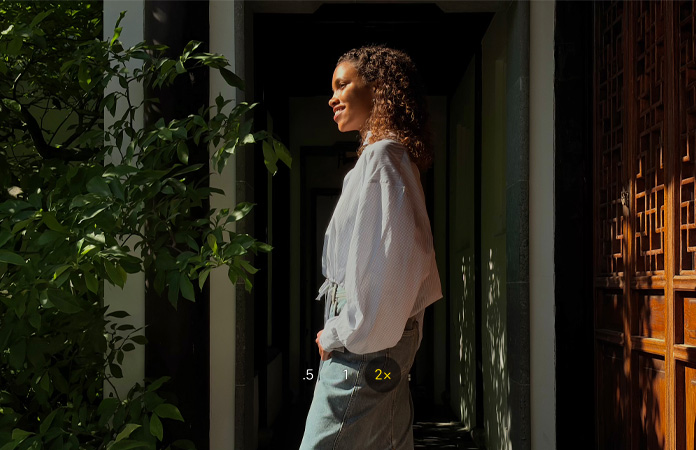 Bild av en kvinna, tagen med kamerafunktionen 2× tele