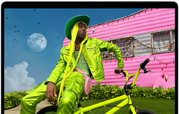 Οθόνη MacBook Air που δείχνει τη φωτογραφία ενός ατόμου με πολύχρωμα ρούχα, επιδεικνύοντας το εύρος χρωμάτων και την ανάλυση της οθόνης Liquid Retina