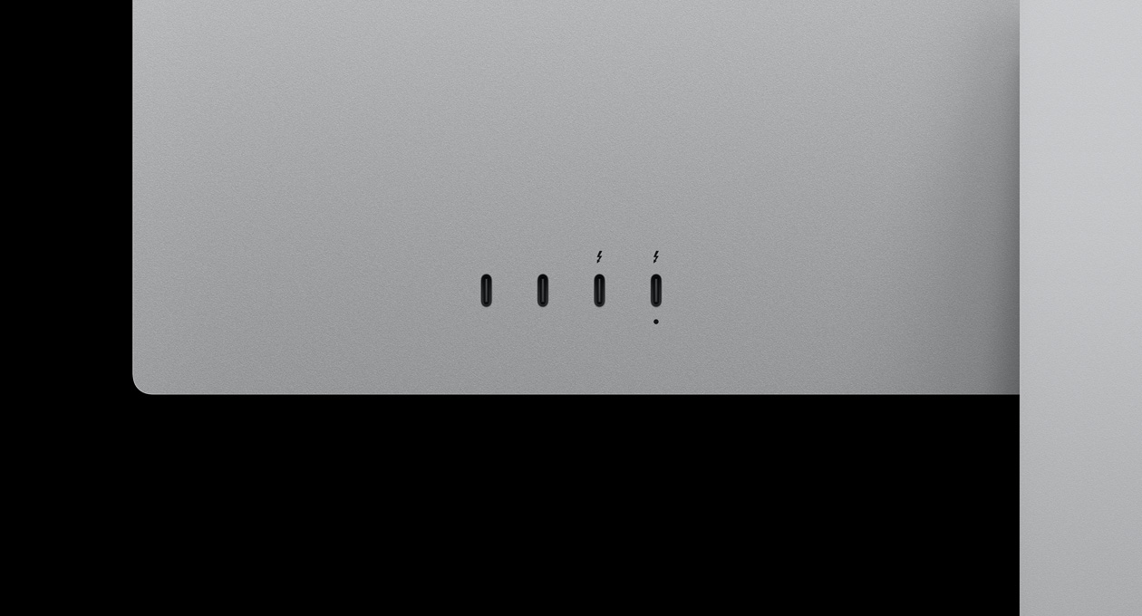 لقطة مقربة للجانب الخلفي من شاشة Studio&nbsp;Display&nbsp;XDR، تُبرز 2 من منافذ USB‑C و2 من منافذ ثندربولت&nbsp;5‏