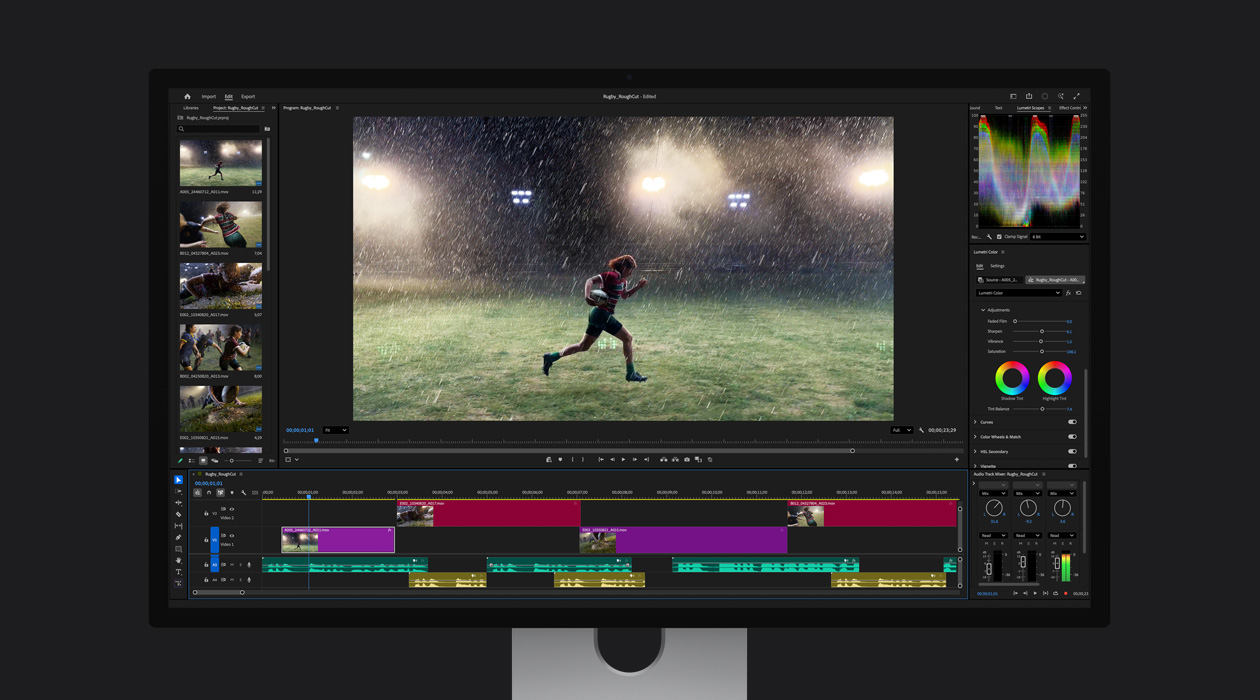 في ملف Adobe&nbsp;Premiere&nbsp;Pro، لاعبة رغبي تعبر أحد الحقول ركضاً تحت المطر 